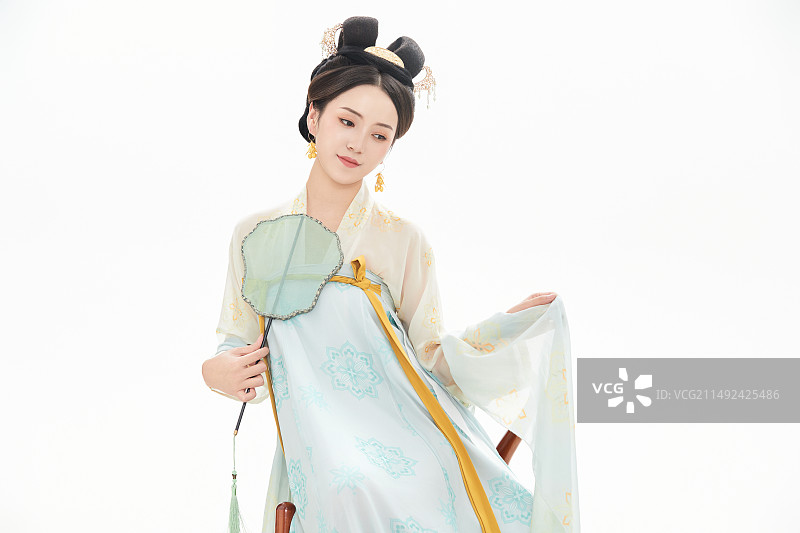 白色背景下穿着中国唐朝服饰的少女图片素材