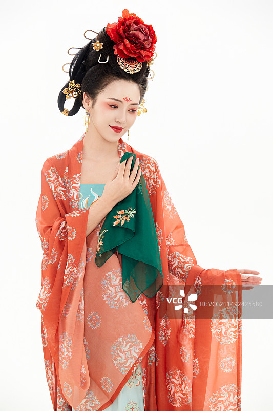 白色背景下穿着中国唐朝服饰的少女图片素材