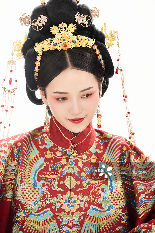 白色背景下穿着中国明朝明制汉服服饰的少女图片素材