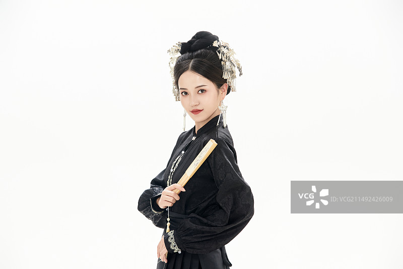 白色背景下穿着明制汉服服饰马面裙的少女图片素材