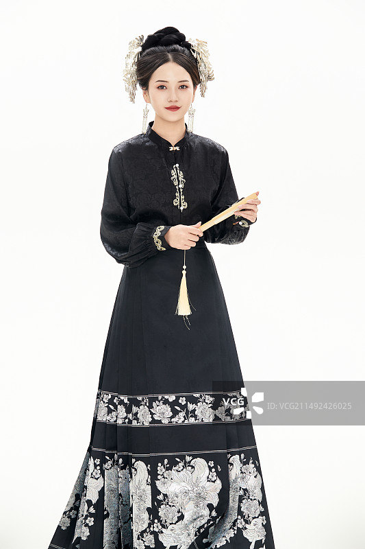 白色背景下穿着明制汉服服饰马面裙的少女图片素材