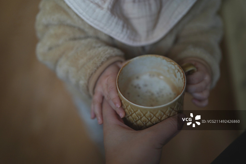 咖啡杯小孩手握图片素材