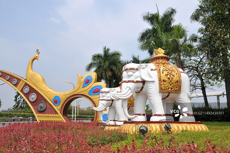 德宏芒市街头大象雕塑图片素材