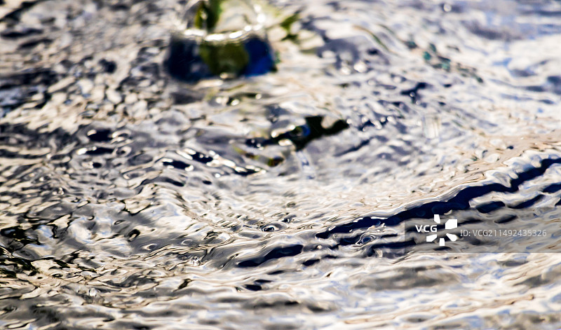 波光粼粼的水的高角度视图图片素材