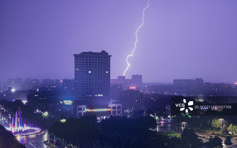 沁阳太行大道七彩柱怀府广场下雨天电闪雷鸣闪电瞬间抓拍慢门图片素材