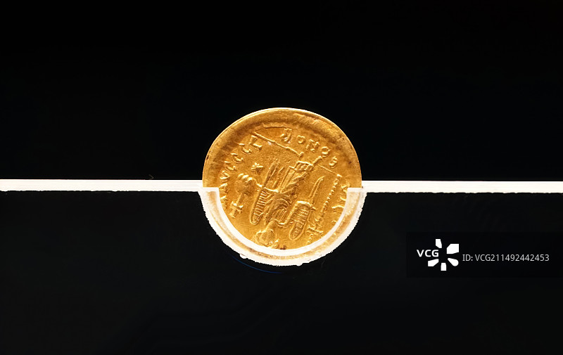 河北省邯郸市磁县，北朝考古博物馆镇馆之宝，拜占庭金币（东魏茹茹公主墓出土）图片素材