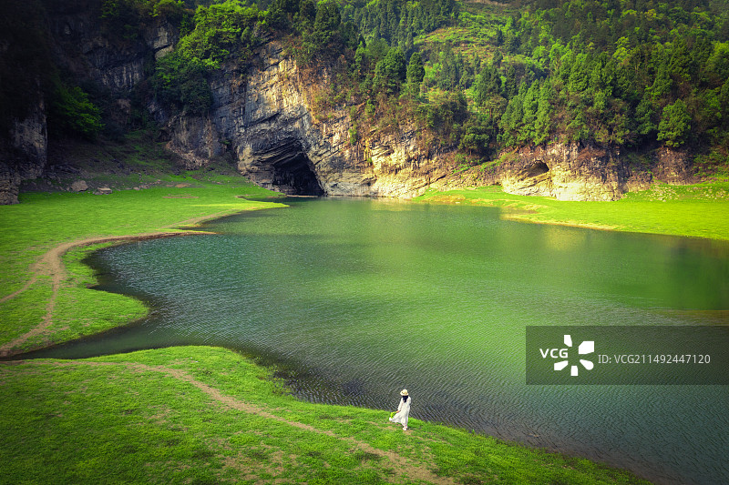 一位白衣女子在天然的湖边图片素材