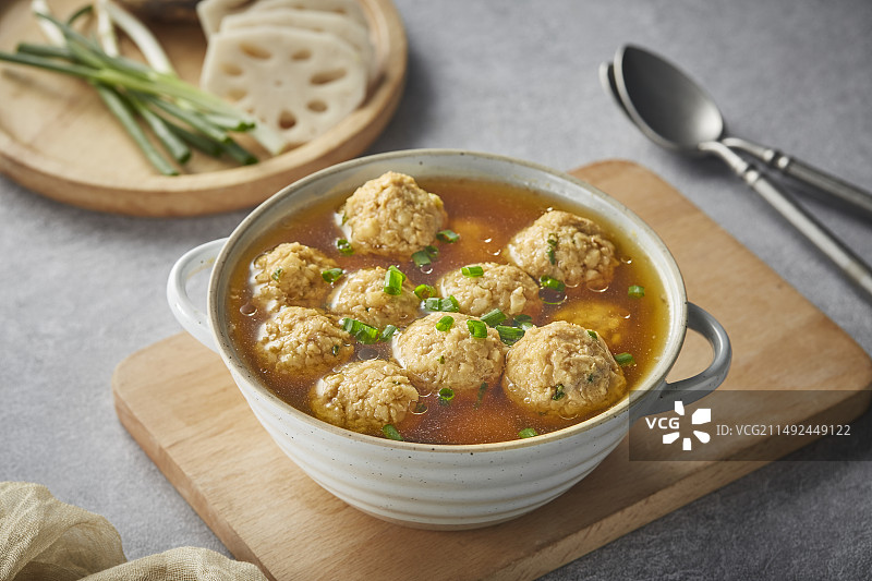 桌子上诱人的美食 莲藕肉丸汤图片素材