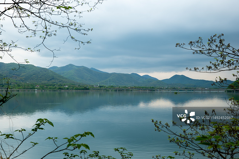 浙江长兴的合溪水库在阴云密布下，绿水青山，水面宽阔图片素材