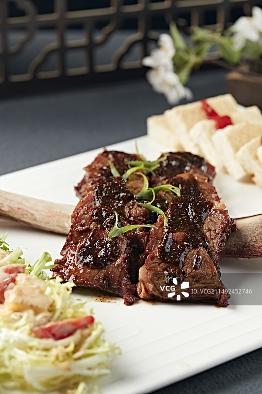 黑椒脱骨小牛排配时蔬沙拉烤馍片图片素材