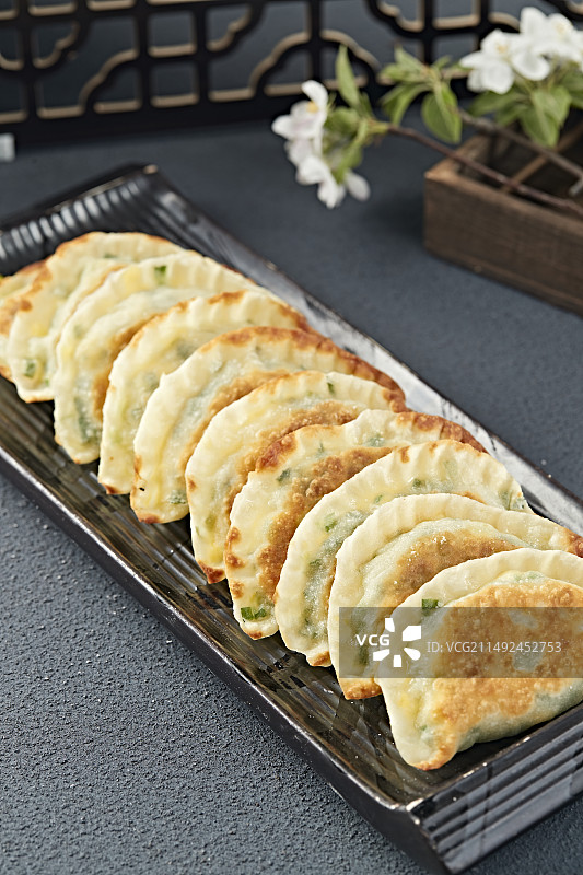 传统面食小吃油煎韭菜盒子图片素材