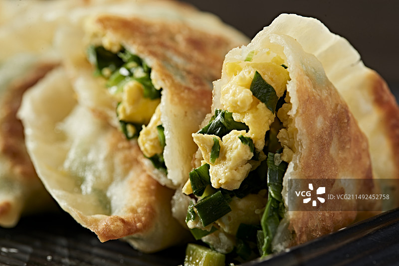 传统面食小吃油煎韭菜盒子图片素材