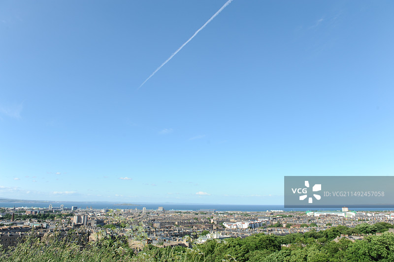 蓝天映衬下的爱丁堡城市景观图片素材