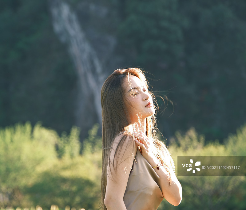 麦田里的少女图片素材