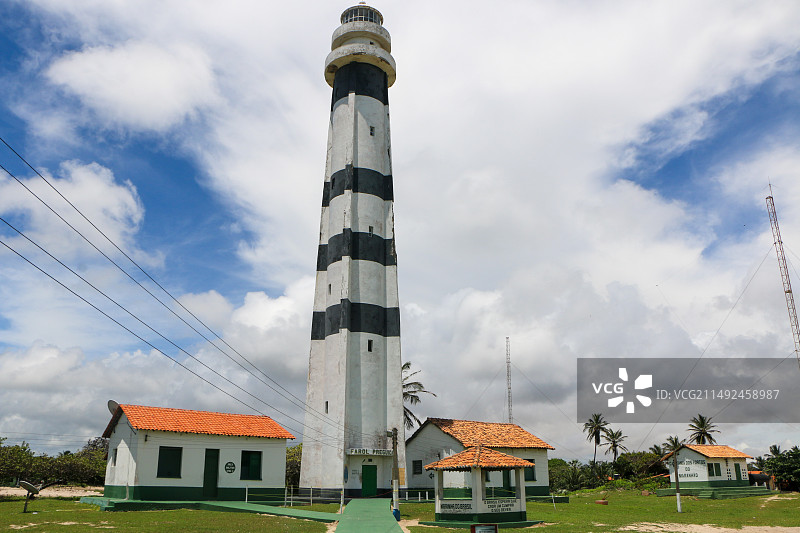 多云天空下建筑物的低角度视图图片素材