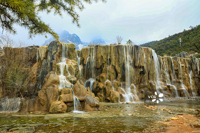 自然风景从岩石上流躺下来的瀑布图片素材