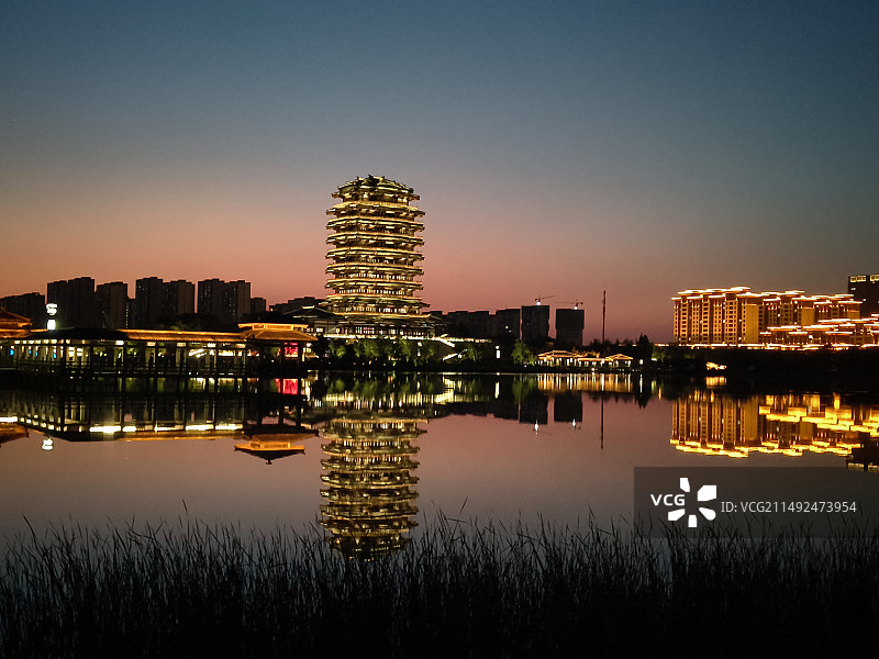 淄博齐盛湖海黛楼夜色图片素材