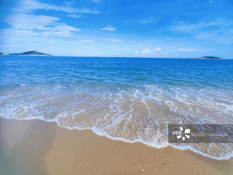 蓝天白云下的海滩图片素材