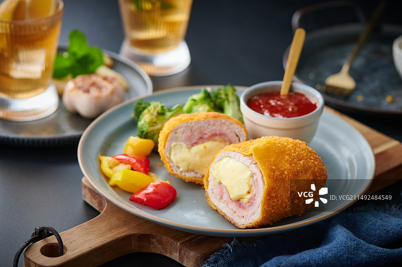 桌子上诱人的美食 蓝带猪排图片素材