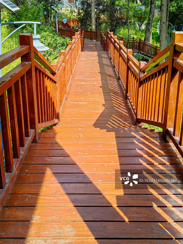 长廊光影拍摄于华中师范大学。图片素材