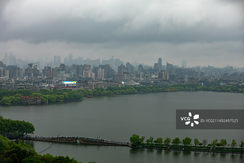 雨中杭州西湖宝石山 蛤蟆峰 俯瞰西湖图片素材