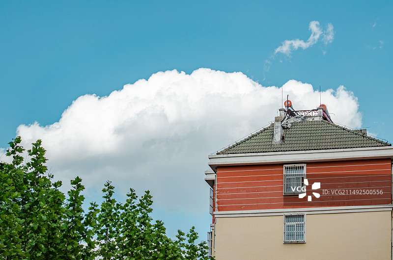 中国非都市风光拍摄主题，白色云彩和蓝色的天空，干净式样自由协调反差自由简单纯净，户外白昼无人图像摄影图片素材