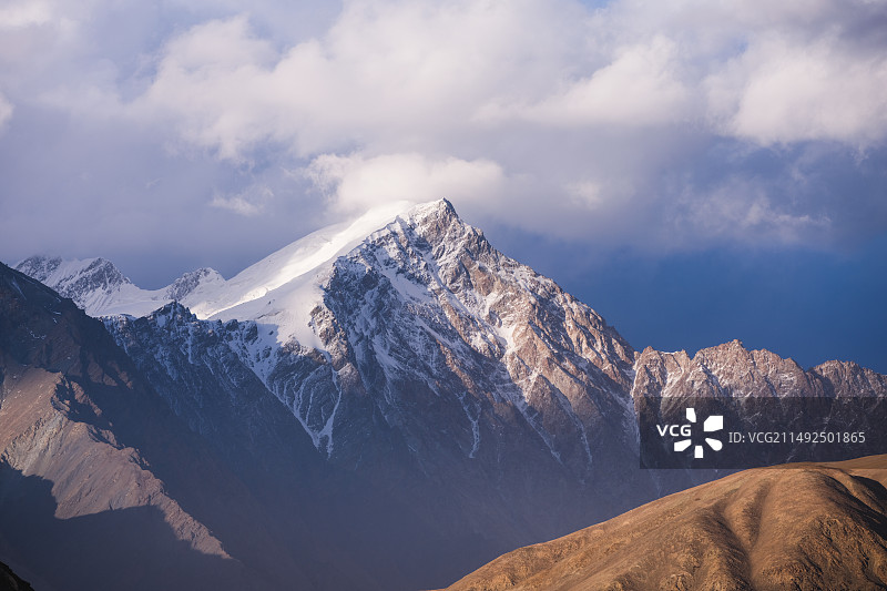 远处的雪山和天空图片素材