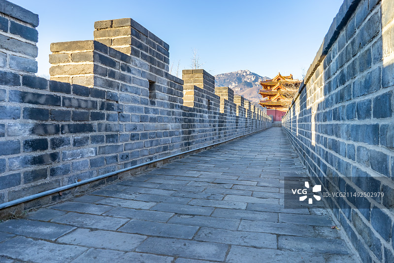 中国山东泰安著名景点泰山旅游风景区，岱庙行宫沧桑的城墙和金黄色的角楼，户外白昼无人图像摄影图片素材