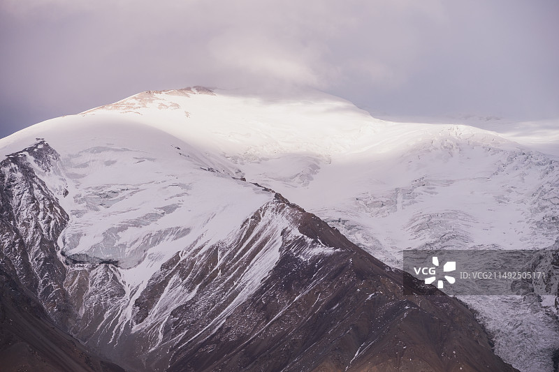 洒落在雪山山顶的阳光图片素材