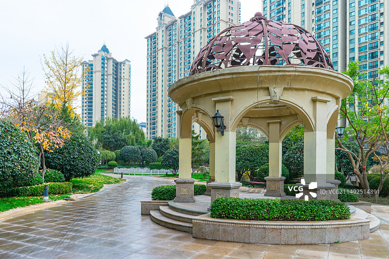 中国私家花园拍摄主题，居住区里的露台花园，绿色的花坛和拱形欧式风格亭台楼阁，户外白昼无人图像摄影图片素材