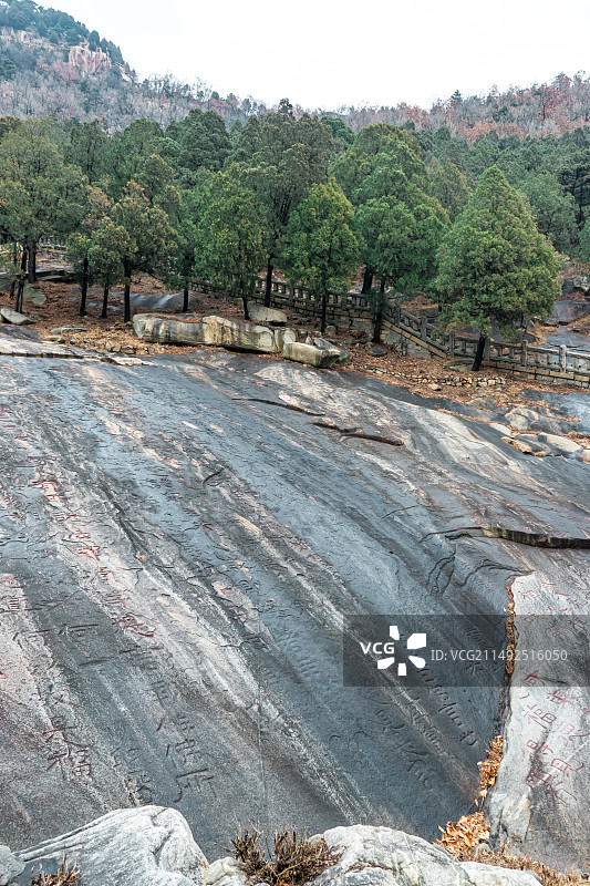中国非都市风光拍摄主题，山东省泰安市国内著名景点泰山风景区，经石峪的石刻全景图，户外白昼无人图像摄影图片素材