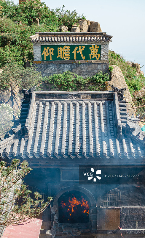 中国非都市风光拍摄主题，山东省泰安市国内著名景点泰山风景区，高视角俯拍碧霞祠外面万代瞻仰巨大的香炉图片素材