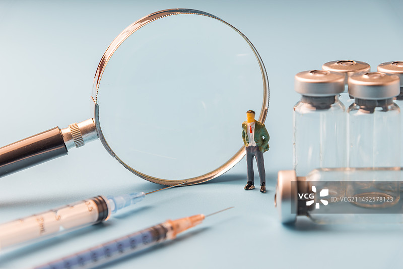 药品 注射器和放大镜特写图片素材