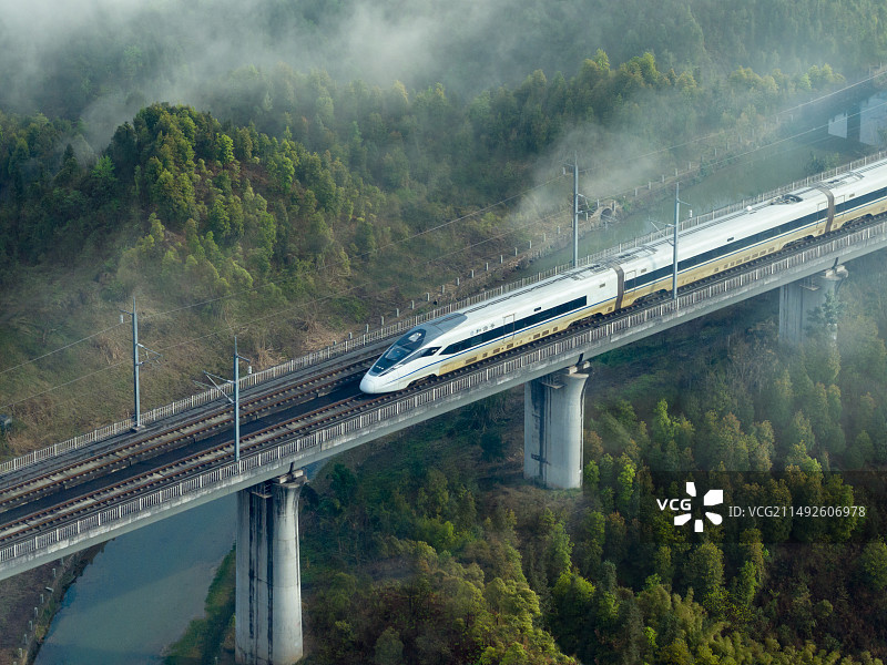 穿过云雾森林的和谐号高速列车高铁图片素材