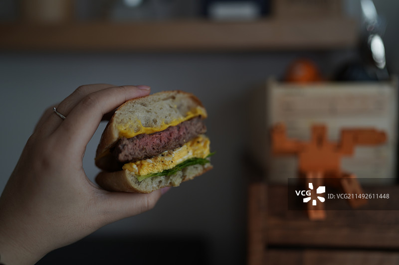 恰巴塔面包早餐煎鸡蛋肉饼图片素材