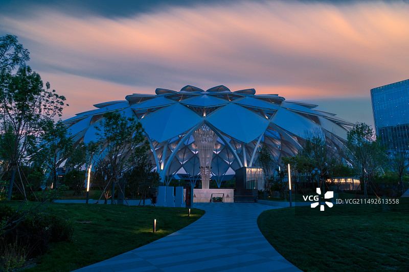 霞映穹顶。京城一场春雨过后，在昌平超级合生汇用长时间曝光拍摄，突显暮色中的天面广场穹顶天幕更加秀丽。图片素材