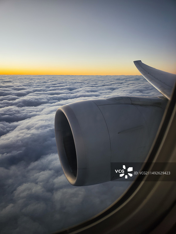 黄昏下的客机引擎图片素材