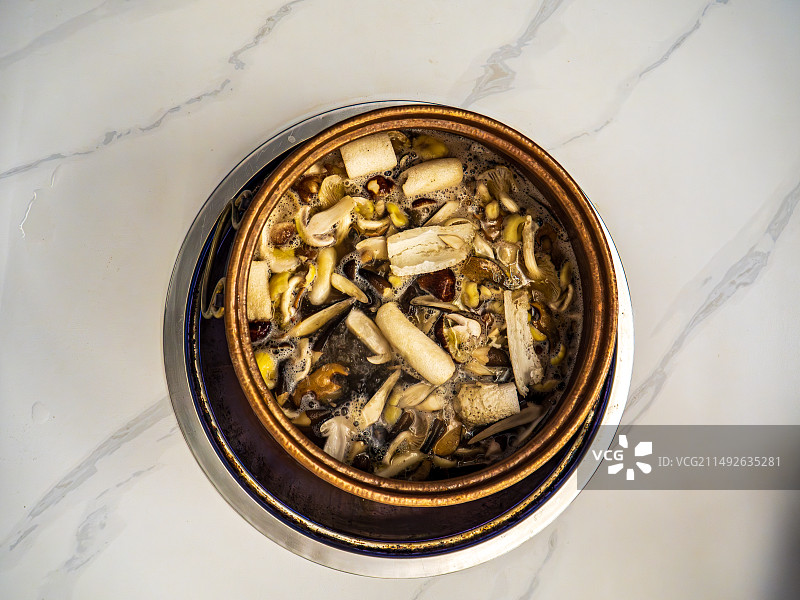 云南特色菌子火锅图片素材