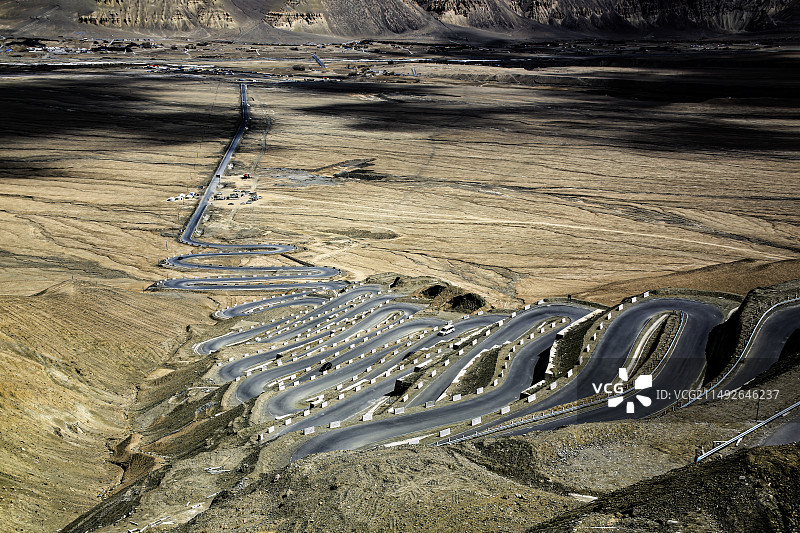 新疆帕米尔高原的盘龙古道风光图片素材