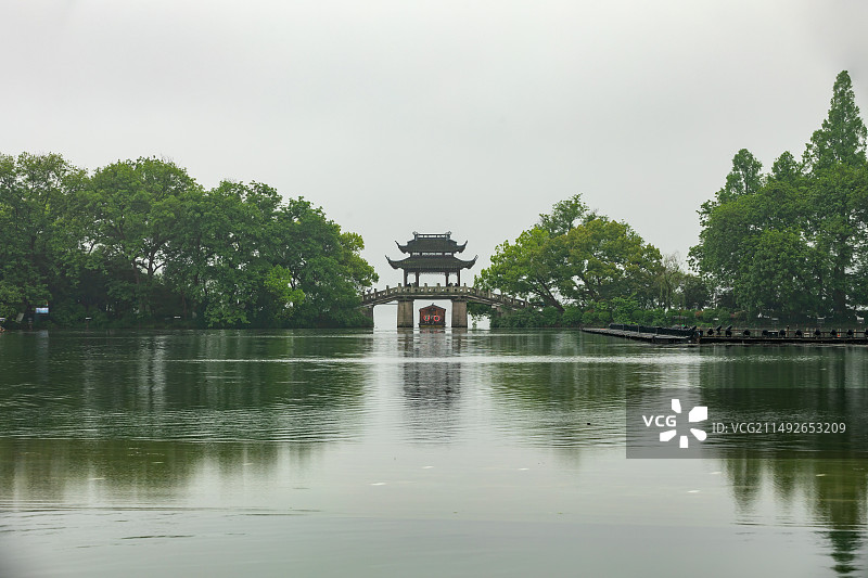 雨中杭州西湖曲院风荷 烟雨玉带桥图片素材