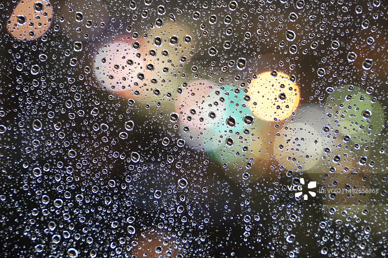 窗户上的雨滴全帧拍摄图片素材