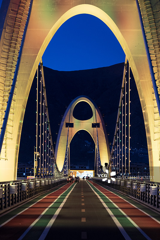 西藏拉萨冬季夜晚堆龙德庆区中华文化公园和美桥夜景图片素材