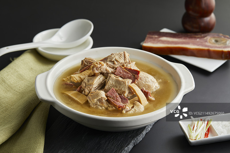 桌子上诱人的美食 老鸭煲图片素材