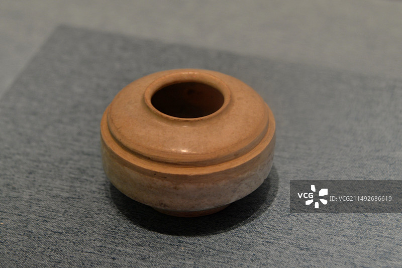 古代陶瓷系列，白釉盒，唐朝时期文物，西安博物院藏品图片素材