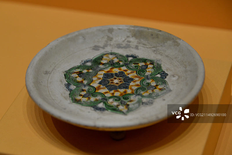 古代陶瓷系列，三彩宝相花纹盘，唐朝时期文物，西安博物院藏品图片素材