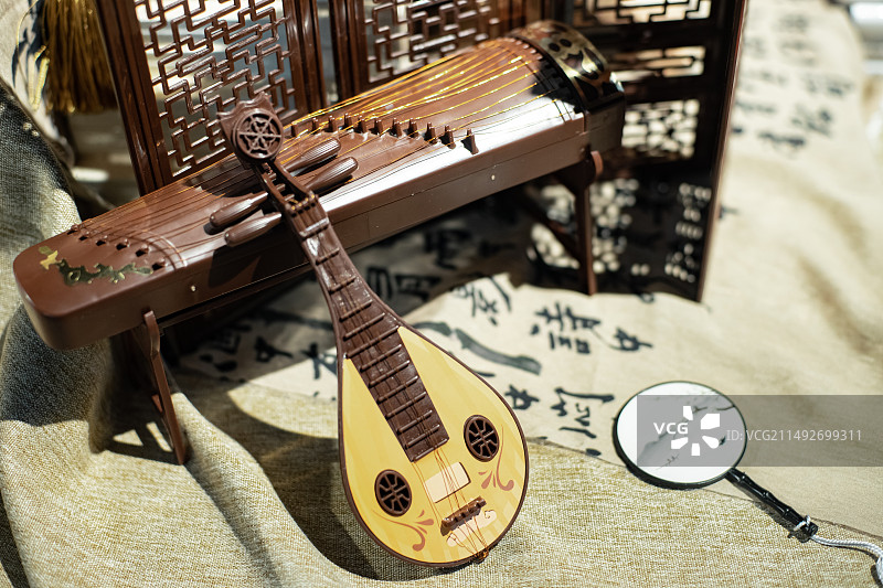 中国健康生活拍摄主题，住宅内部环境，书房里的书桌的屏风琵琶和团扇扇子，室内无人图像摄影图片素材