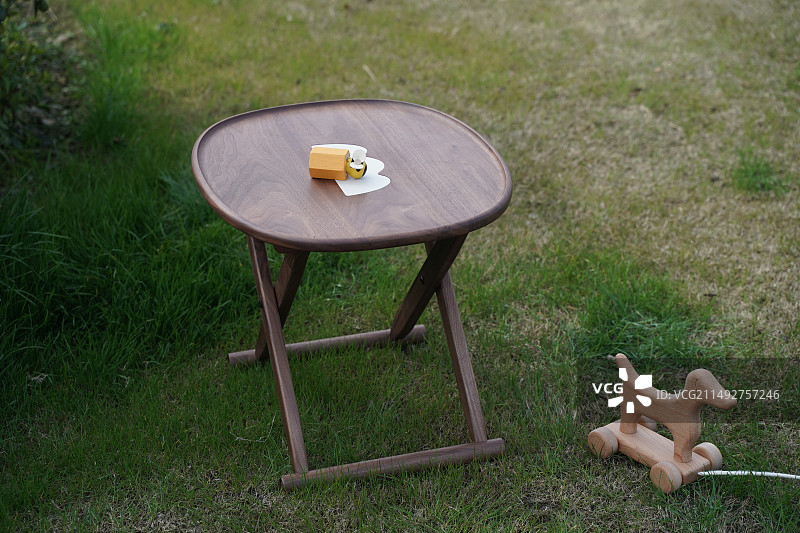 露营折叠桌桌子草坪图片素材