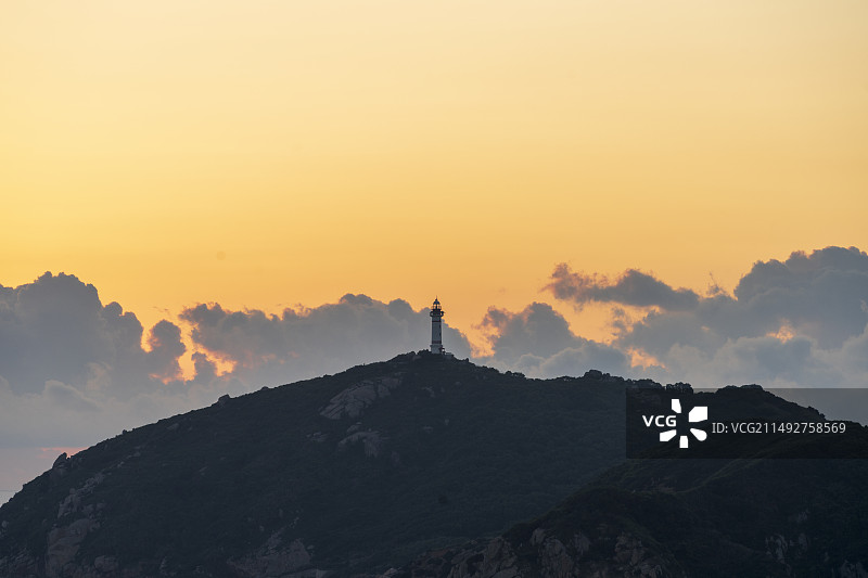 日落时海景映衬着戏剧性的天空图片素材