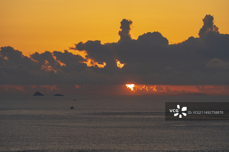 日落时海景映衬着戏剧性的天空图片素材