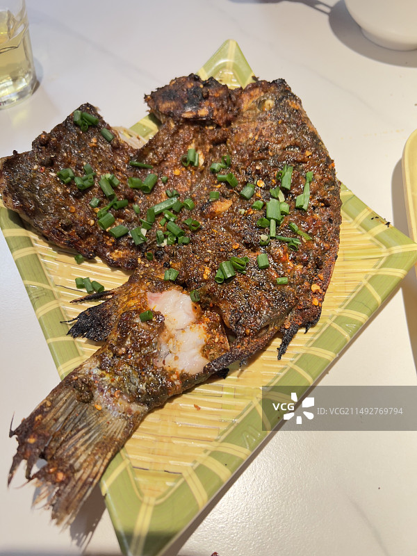 云南烤鱼图片素材